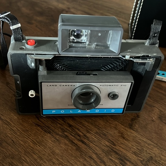 Polaroid 210 Automatic Land Camera - Picture 5 of 8